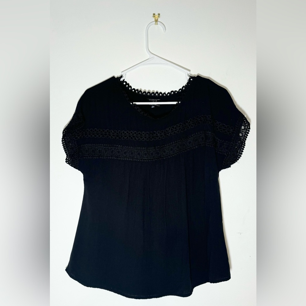 Flower & Feather Women’s Medium Black Blouse